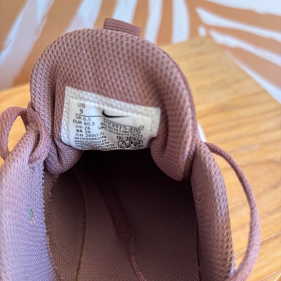 Nike Women’s cross-train sneakers – Mauve & White | Size 9 - Picture 5 of 5